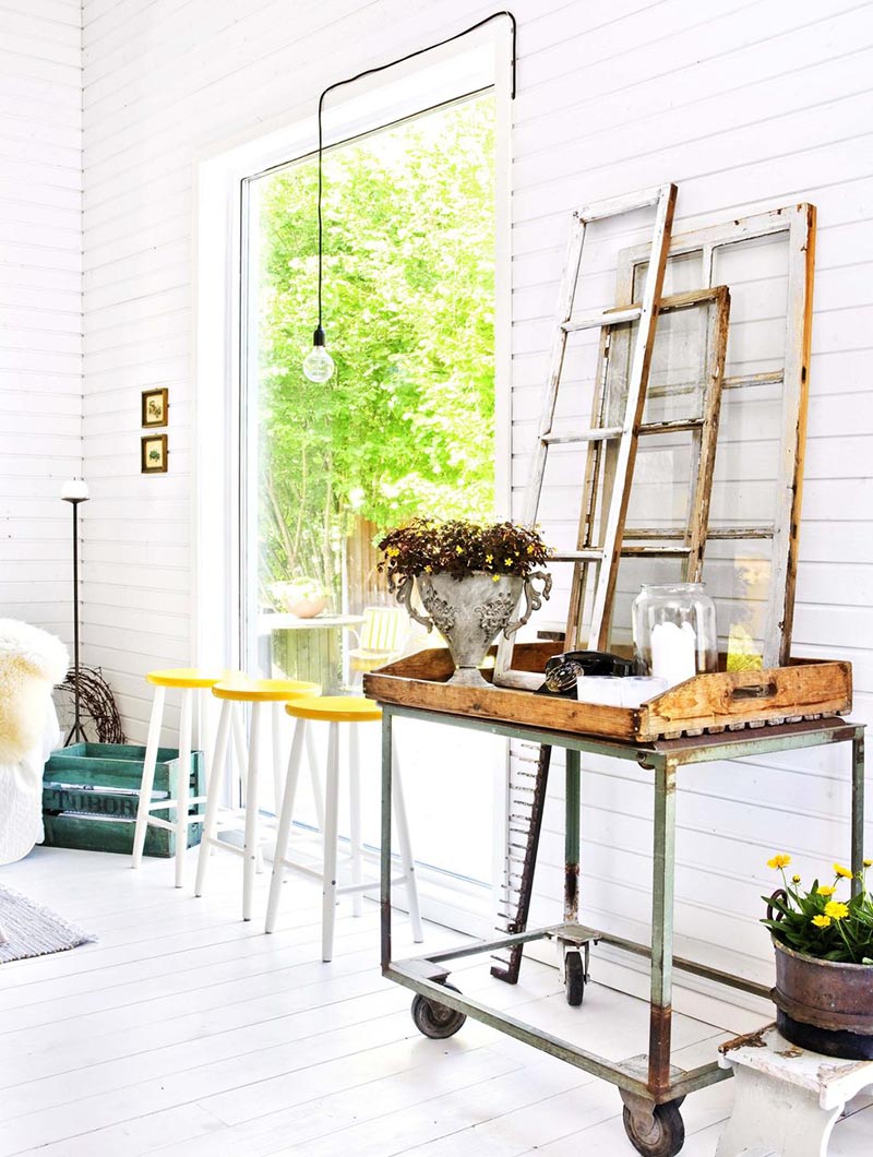 Un pavillon de bord de mer, immaculé de blanc où contraste du mobilier vintage patiné