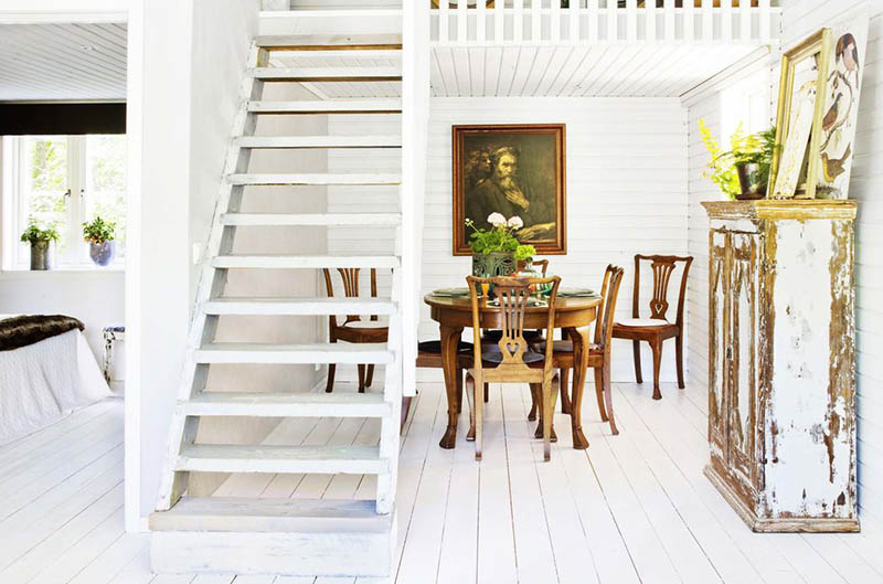 Un pavillon de bord de mer, immaculé de blanc où contraste du mobilier vintage patiné