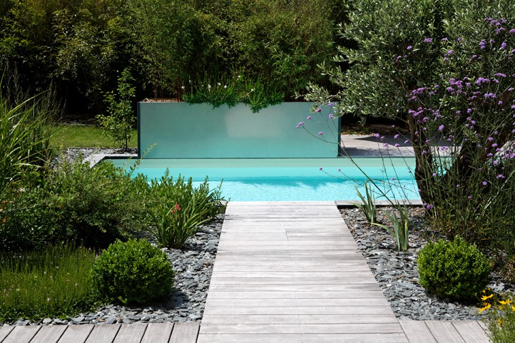 Autour d'une piscine design par Caron