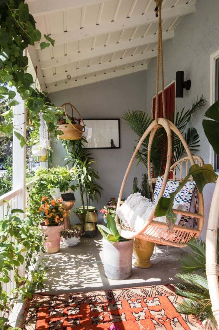 Comment donner du cachet à son balcon ? En mettant une nacelle, des plantes et un tapis