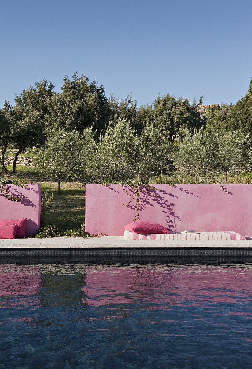 Comment donner du cachet à son coin extérieur ? En peignant un mur en rose Comment donner du cachet à son coin extérieur ? En peignant un mur en rose