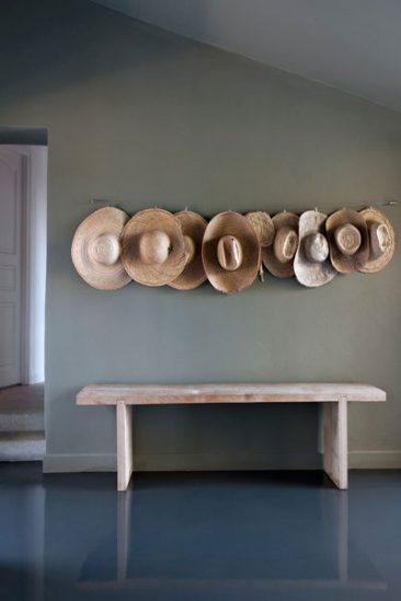 Bergerie La Sauvage : Des chapeaux de paille comme éléments décoratifs