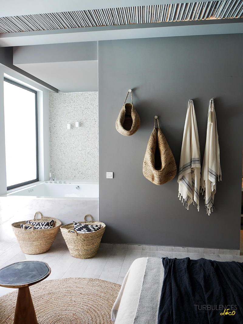 Adopter la fouta en décoration, tout simplement en serviette de bain dans la salle de bain au style ethnique // Hôtel Cas Cook à Rhodes