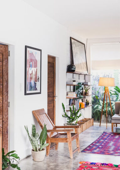 Ambiance tropicale pour cette intérieur ouvert sur le jardin