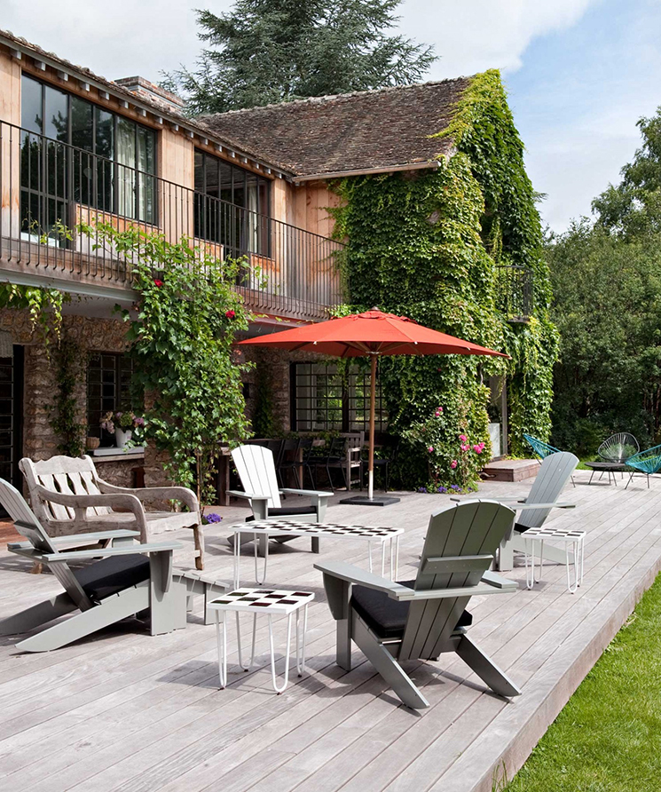 La maison de campagne de Sarah Lavoine et sa grande terrasse en bois