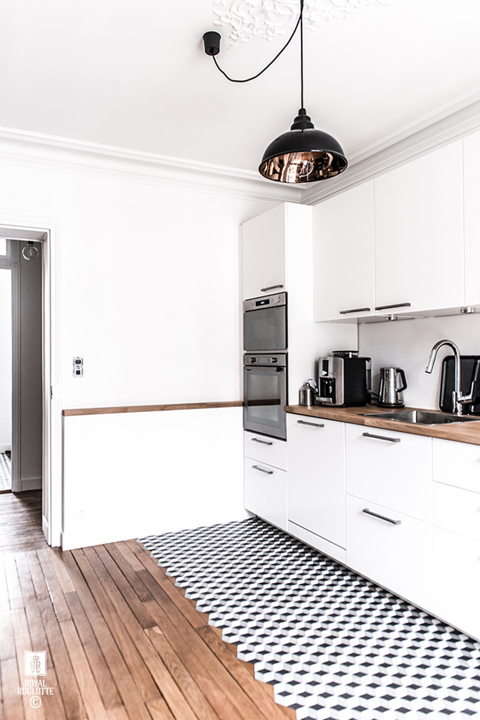 Carreaux de ciment en parquet pour lier la cuisine à la pièce à vivre