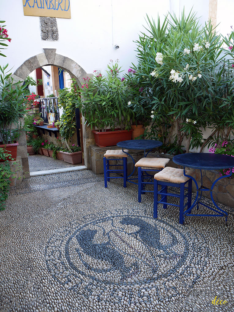 Voyage à Rhodes - Visite de Lindos - Le Rainbird café || Turbulences déco