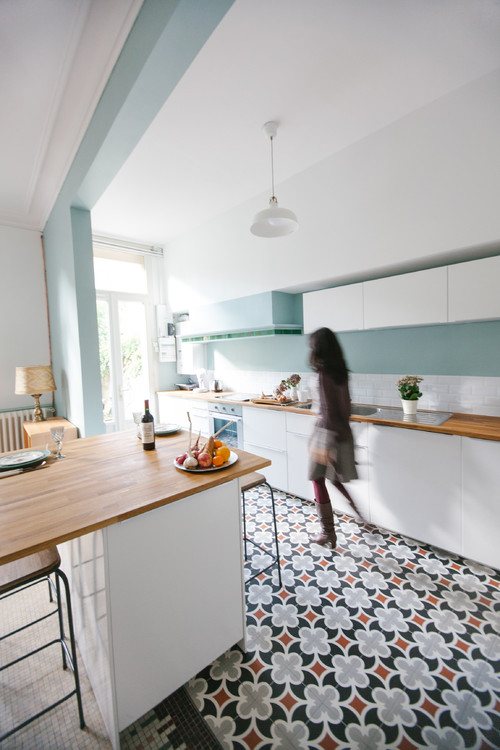 Cuisine de style scandinave avec carreaux de ciment graphiques