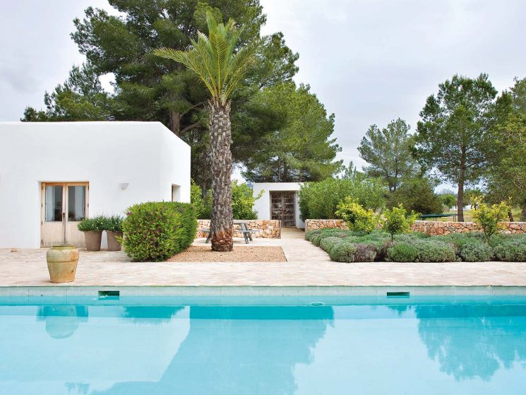 Une maison à Ibiza qui ose les couleurs pêchues