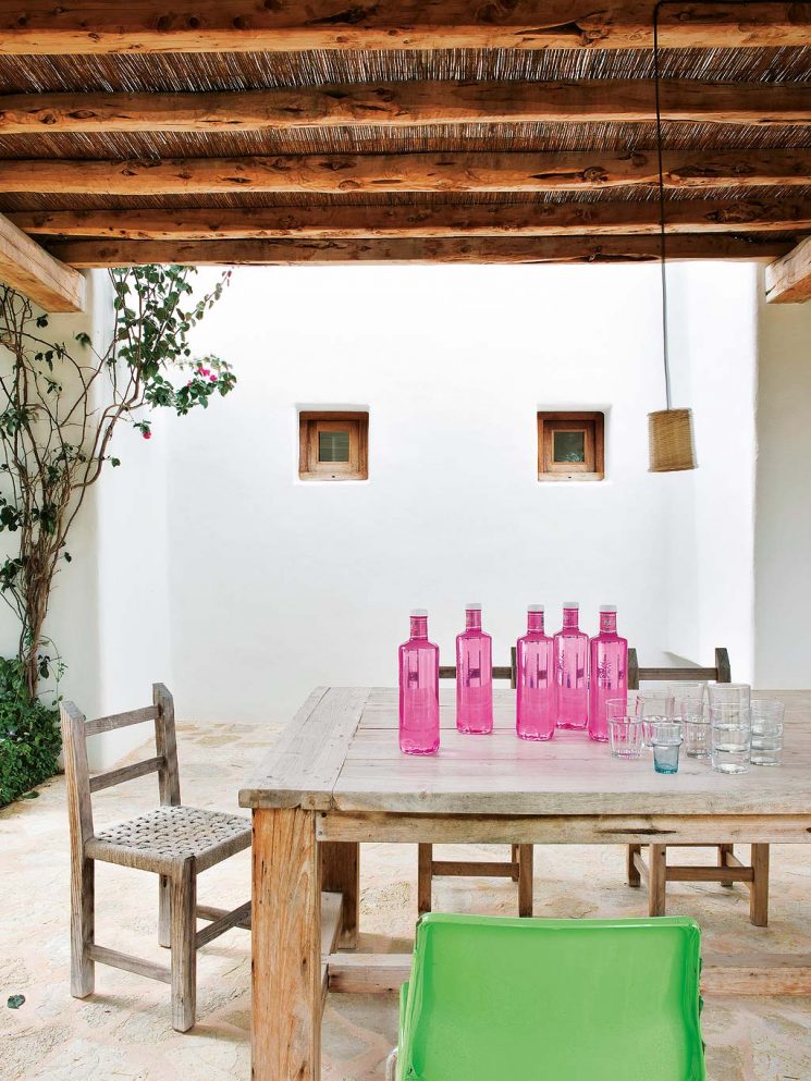 Une maison à Ibiza qui ose les couleurs pêchues