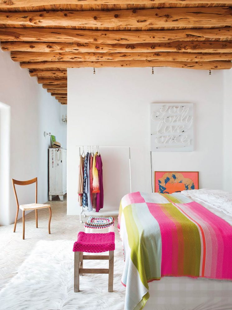 Une maison à Ibiza qui ose les couleurs pêchues
