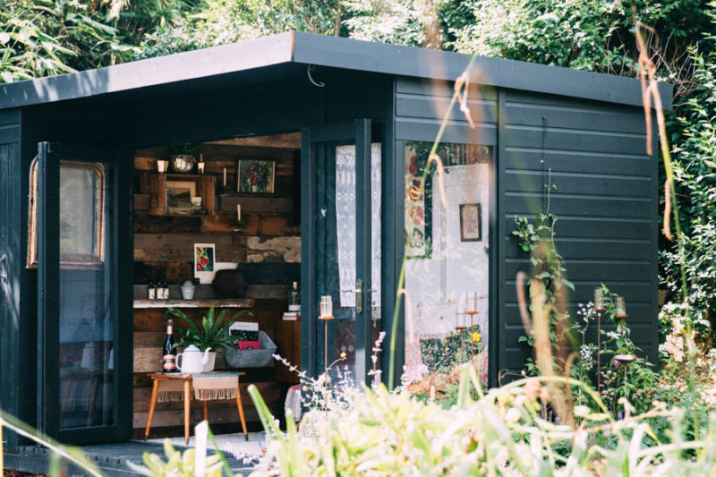 Creating a garden retreat par Lobster and Swan, une cabane noire au fond du jardin