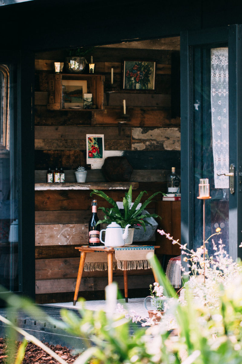 Murs en bois brut pour décorer cette cabane atelier