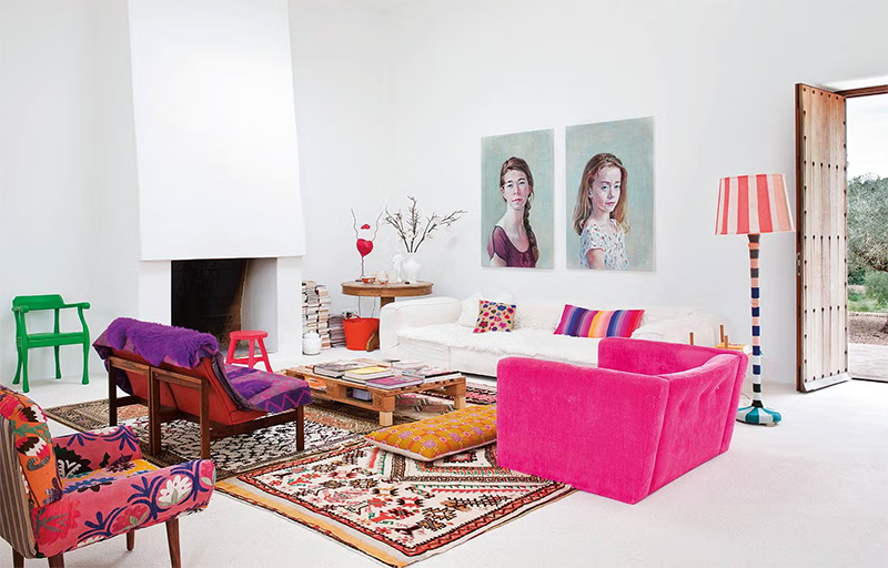 Un espace salon bohème qui ose les couleurs sur fond blanc immaculé