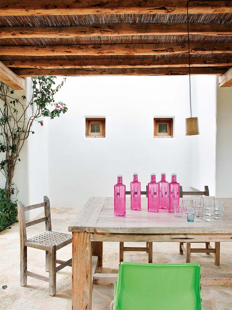 La terrasse extérieur et ses meubles en bois brut