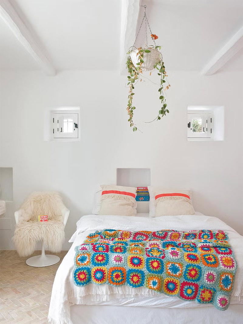 Une chambre d'enfant balnc et couleurs vives