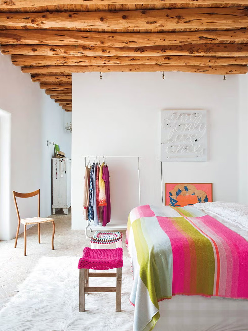 La chambre parentale blanche où éclatent les accessoires fluo