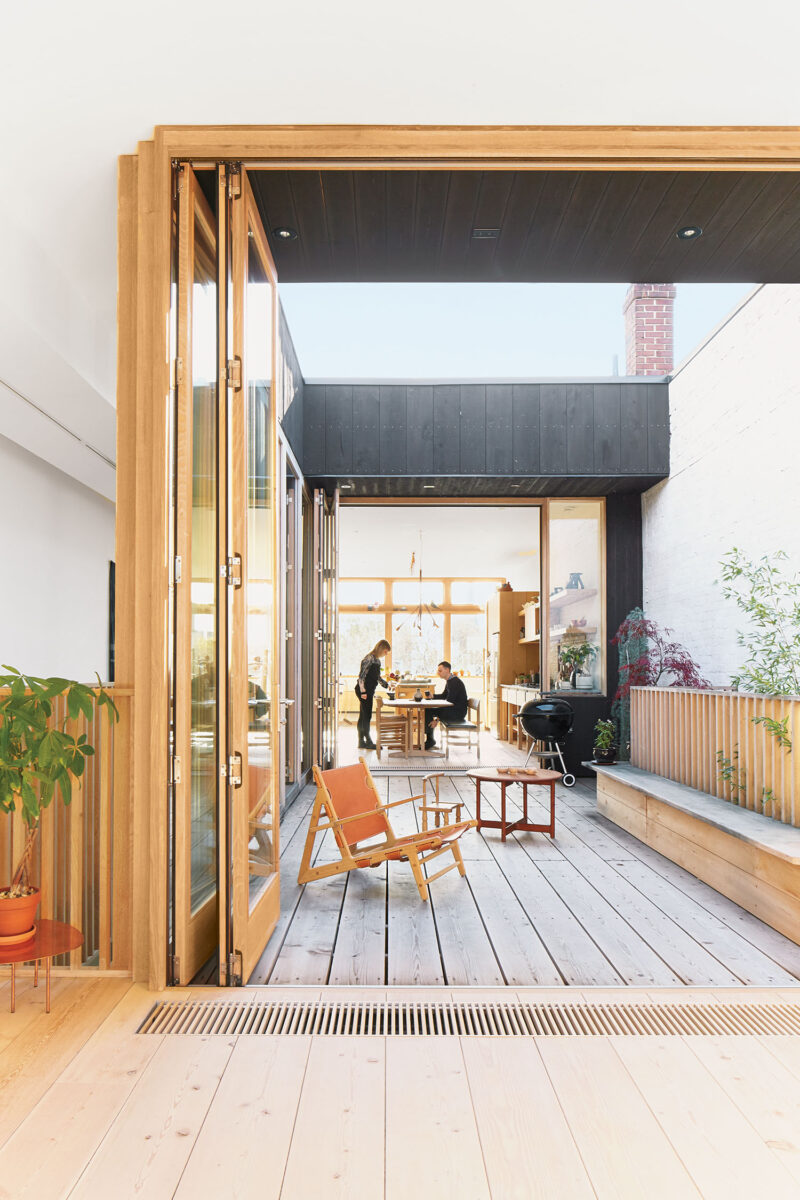 Une terrasse traversante sous les toits - Appartement du couple, fondateur de la boutique Mjölk à Toronto