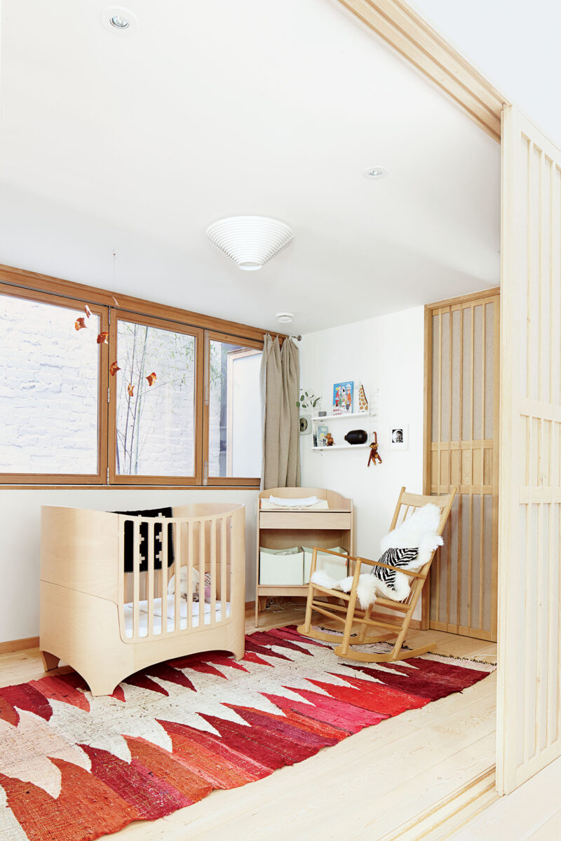 Une chambre d'enfant de style Japandi - L'appartement du couple, fondateur de la boutique Mjölk à Toronto