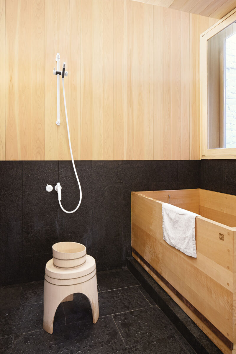 Une salle de bains en bois, inspirée des spas japonais avec sa baignoire cubique en bois