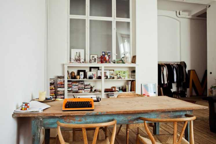 Un appartement classique à la déco dépouillée à Berlin