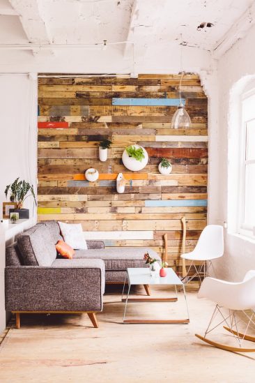 Mur en planches de bois brut recyclé