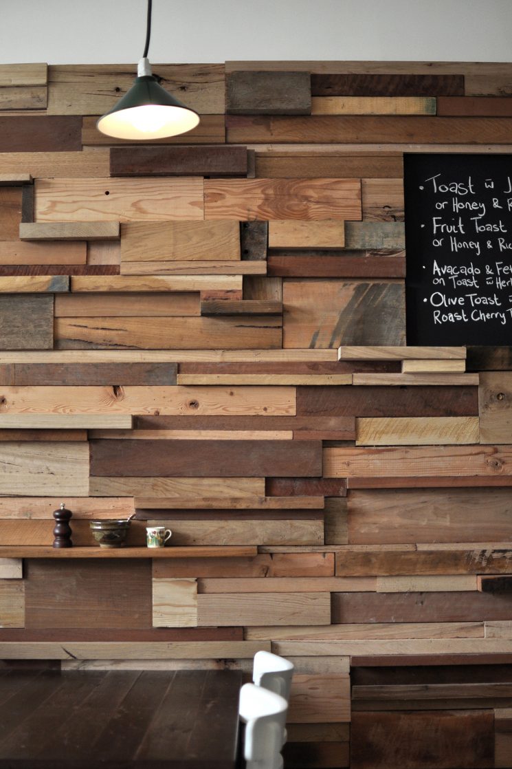 Habiller ses murs de bois | Mur en planches de bois brut recyclé