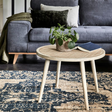 Alinea - Table basse ronde, Ecueil - 155 € et tapis tissé en jute à motifs verts, Sheng - 60 €