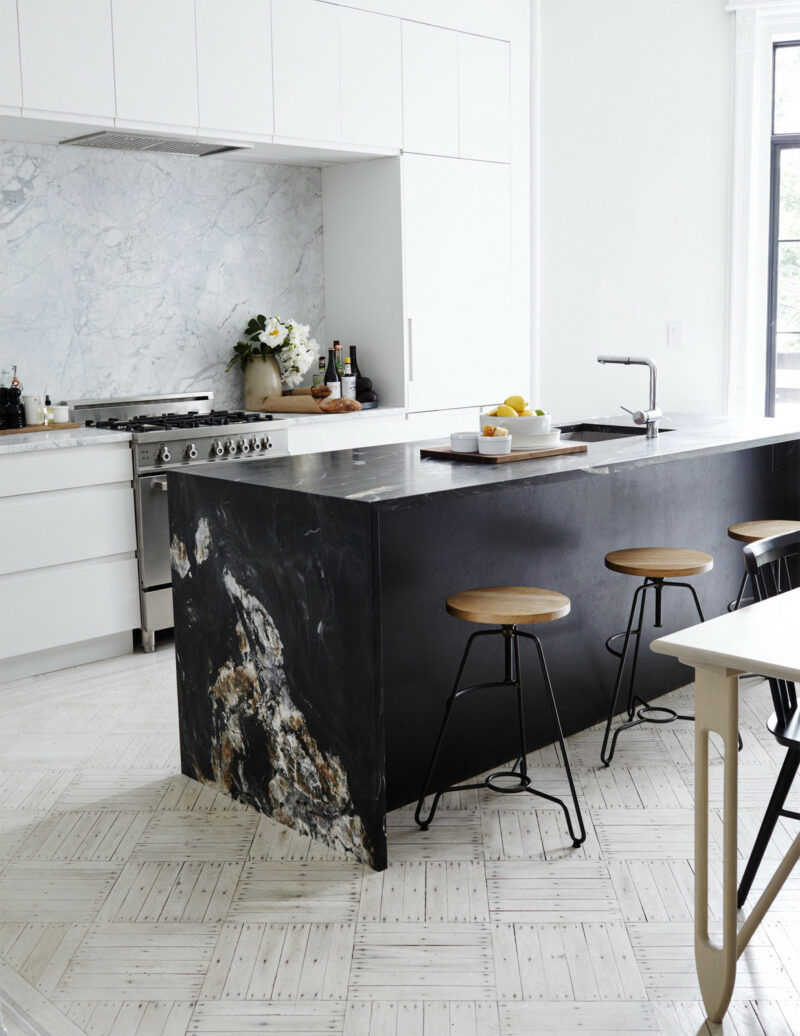 Le pouvoir du noir et blanc contemporain | Brooklyn brownstone Le pouvoir du noir et blanc contemporain | Brooklyn brownstone