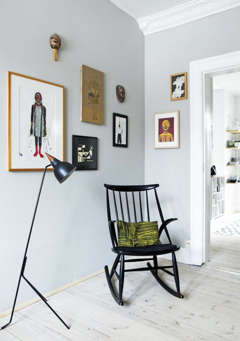 Opter pour un mur de couleur en déco | Un mur gris clair pour mettre en valeur les moulures blanches