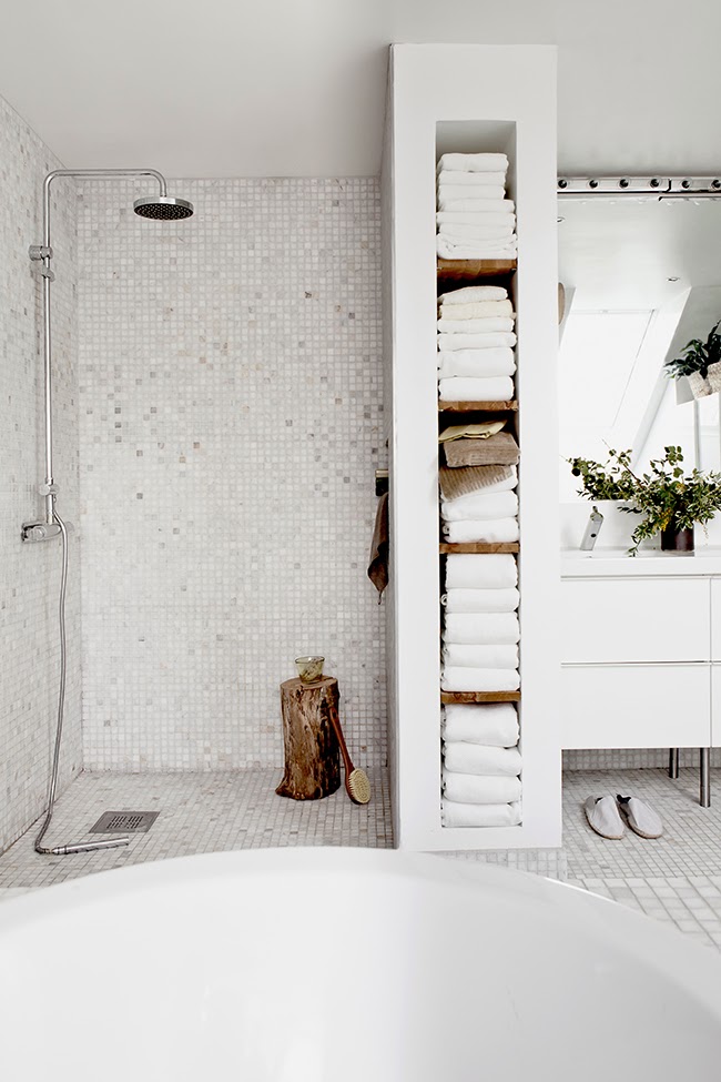 Pour une salle de bain scandinave monochrome | Styling et photo Daniella Witte