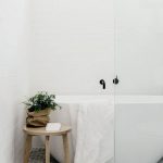 Pour une salle de bains scandinave monochrome