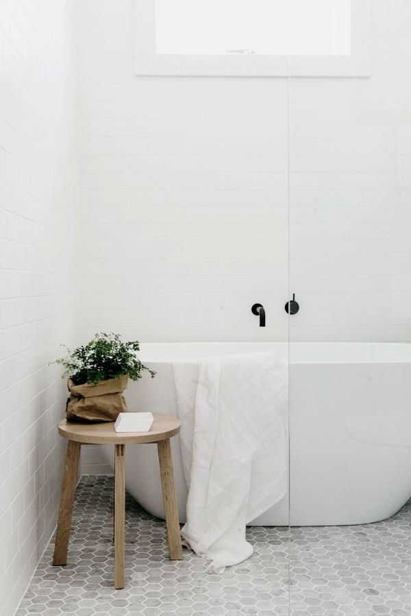 Pour une salle de bain scandinave monochrome | CM Studio Australie