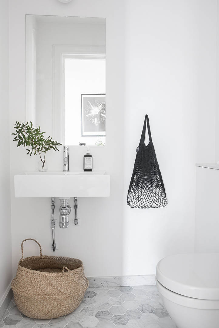 Pour une salle de bain scandinave monochrome | via Alvhem