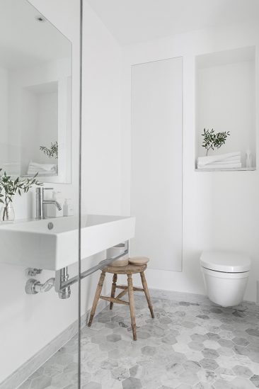 Pour une salle de bain scandinave monochrome | via Alvhem