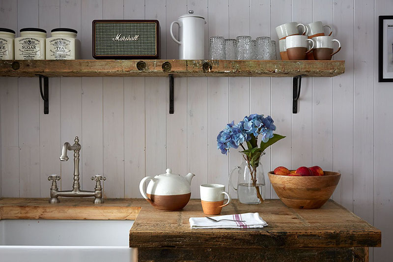 Des étagères de cuisine en bois brut pour un style industriel campagne