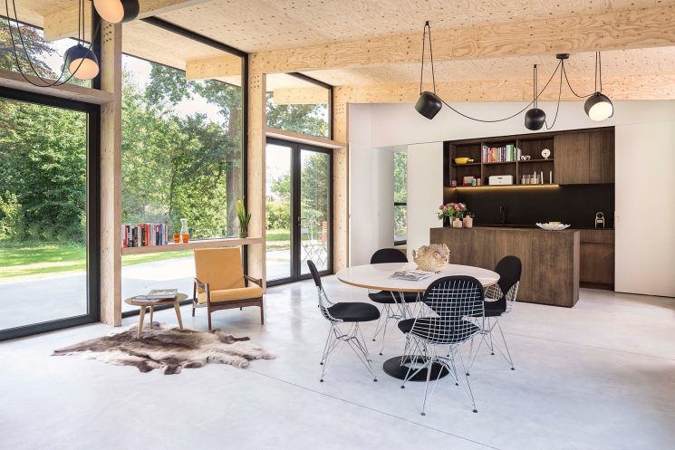 Une extension contemporaine en bois brut par l'architecte Rob Mols et le studio K