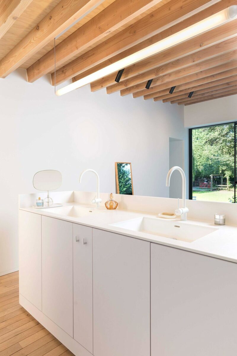 Une extension contemporaine en bois brut par l'architecte Rob Mols et le studio K