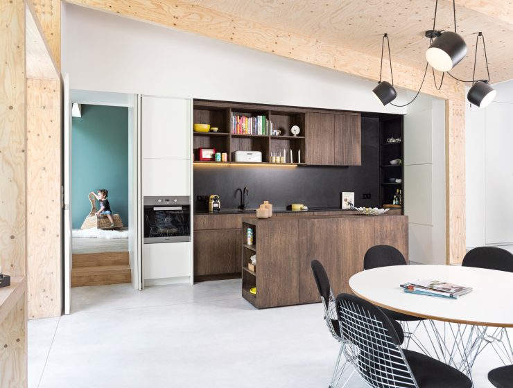 Une extension contemporaine en bois brut par l’architecte Rob Mols et le studio K