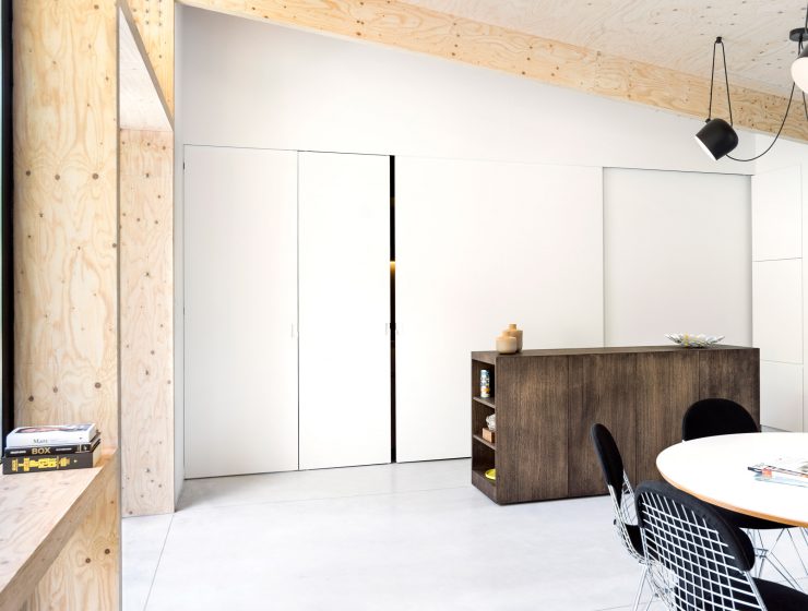 Une extension contemporaine en bois brut par l’architecte Rob Mols et le studio K