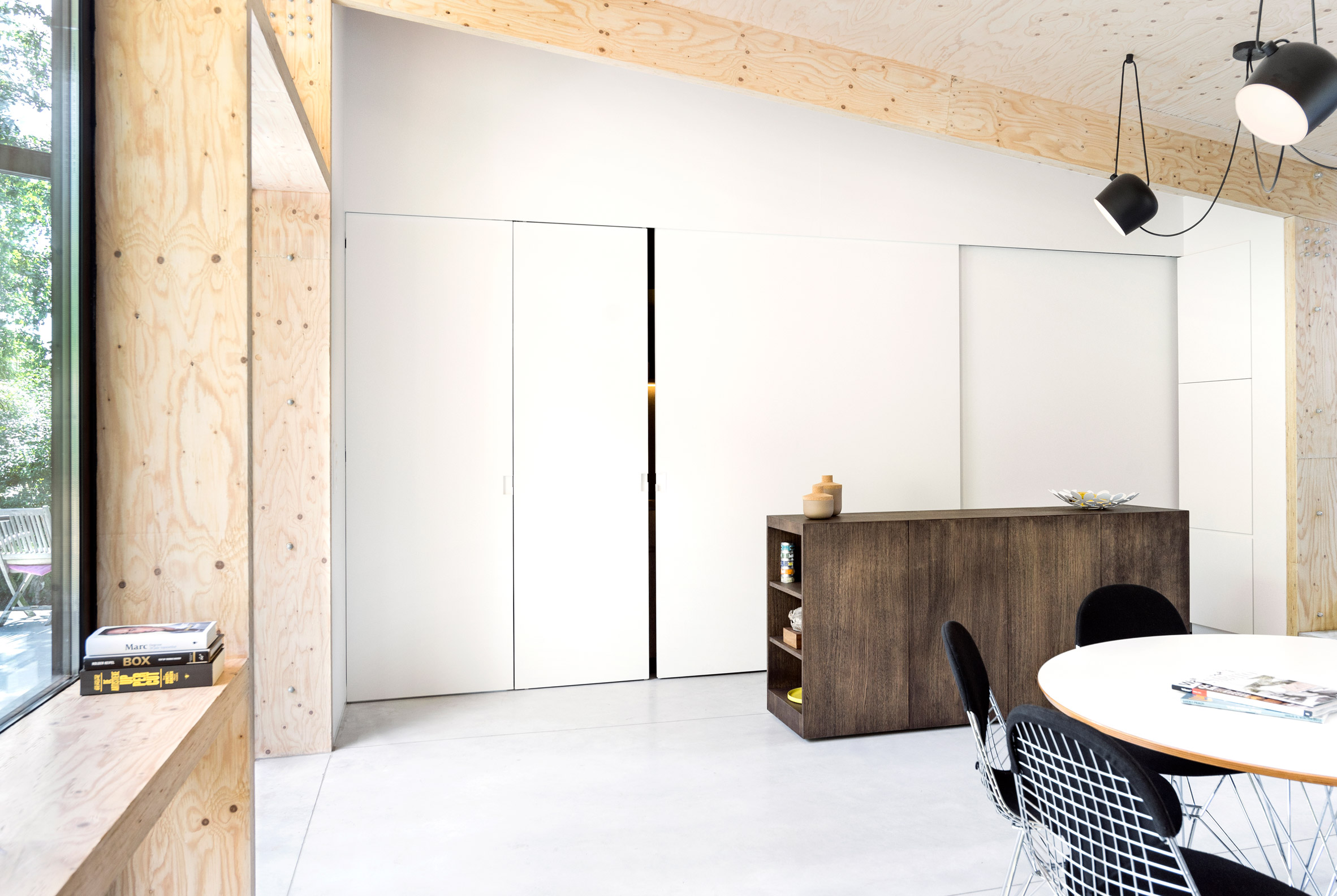 Une extension contemporaine en bois brut par l'architecte Rob Mols et le studio K