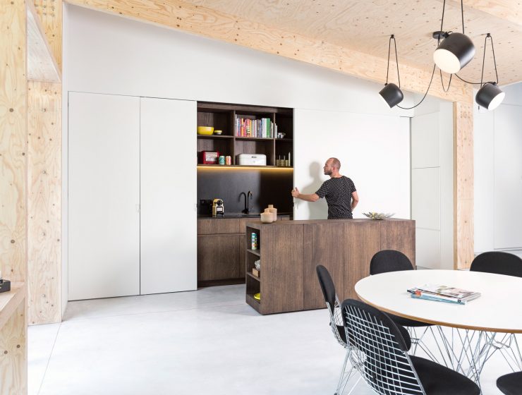 Une extension contemporaine en bois brut par l’architecte Rob Mols et le studio K