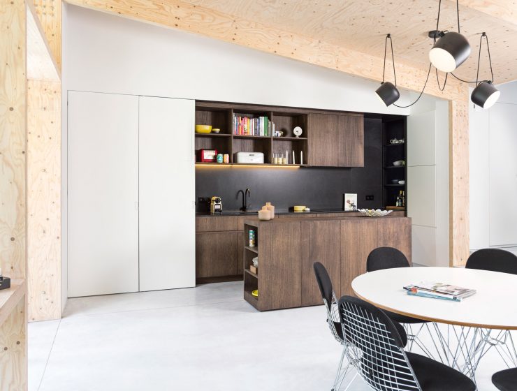 Une extension contemporaine en bois brut par l’architecte Rob Mols et le studio K