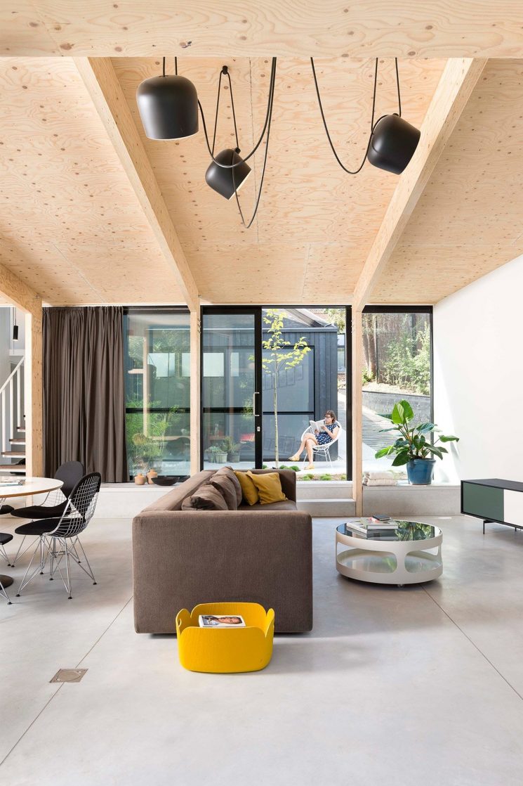 Une extension contemporaine en bois brut par l'architecte Rob Mols et le studio K