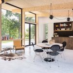 Une extension contemporaine en bois brut