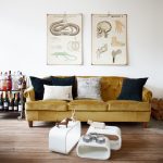 Comment assortir son décor à un canapé moutarde ?
