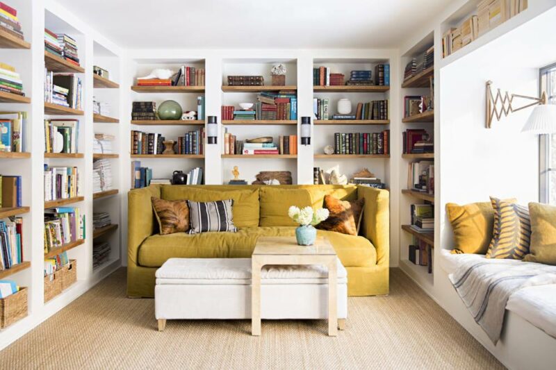 Comment assortir son décor à un canapé moutarde ? | Lauren Liess decor
