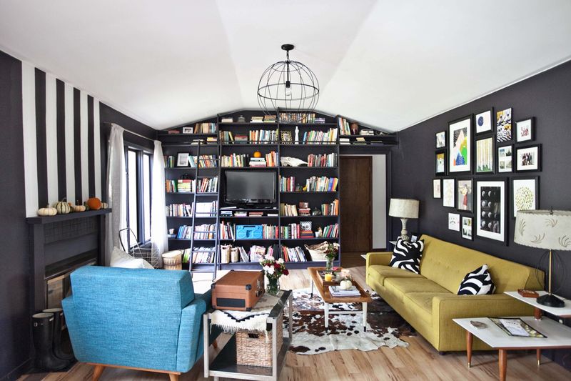 Comment assortir son décor à un canapé moutarde ? | Emma's living room Beautiful Mess