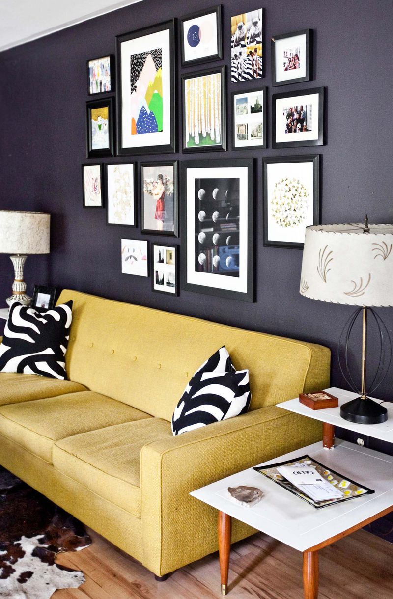 Comment assortir son décor à un canapé moutarde ? | Emma's living room Beautiful Mess