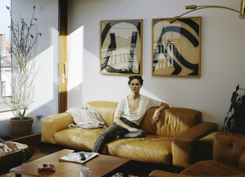 Comment assortir son décor à un canapé moutarde ? | Intérieur vintage d'Anouck Lepere